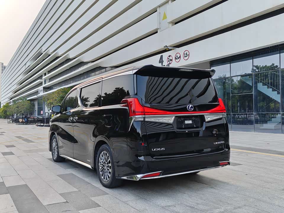 Lexus LM