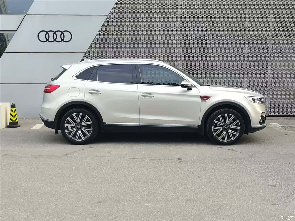 Hongqi HS5, 2022 4