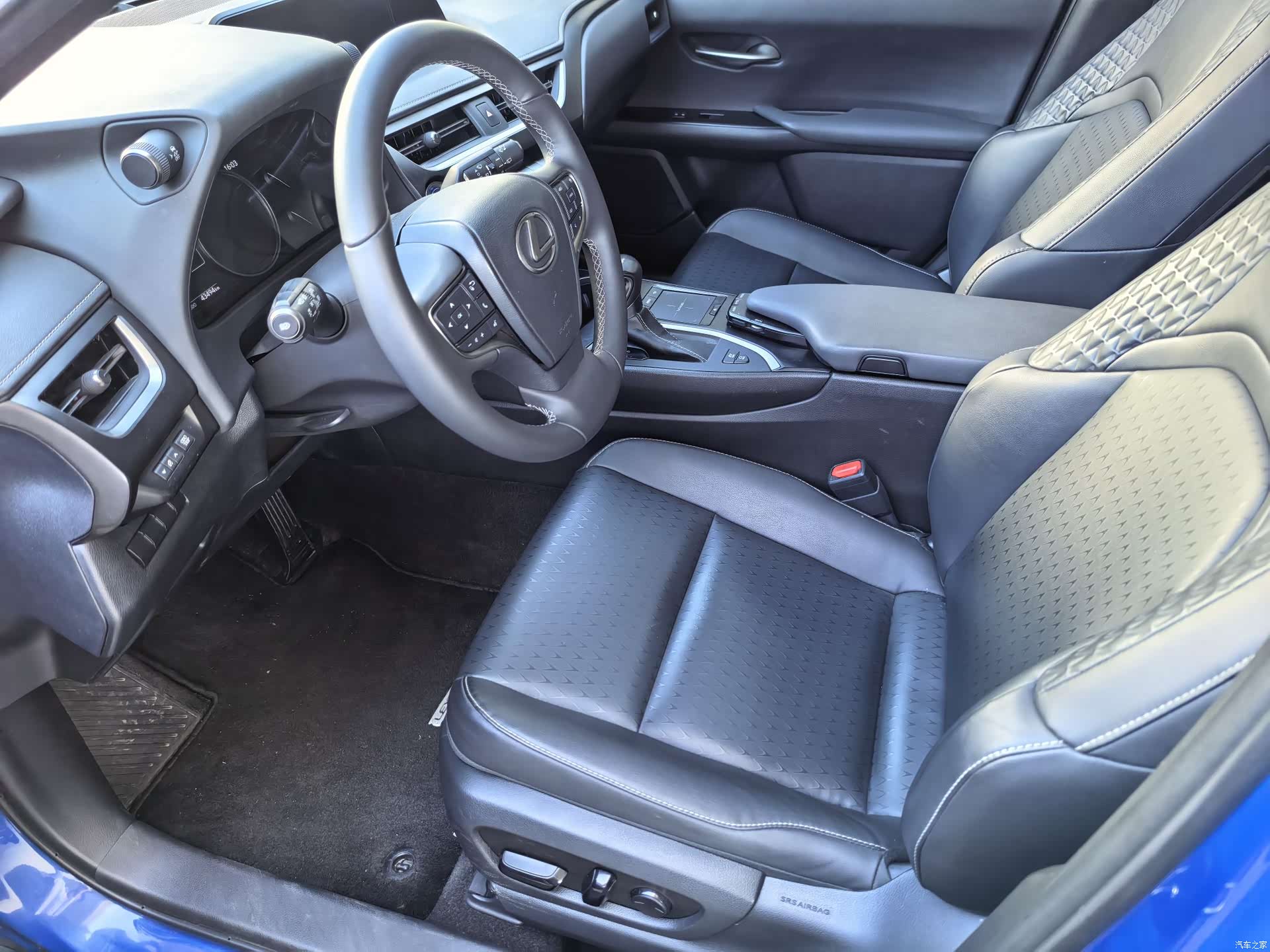 Lexus UX, 2020 все фото