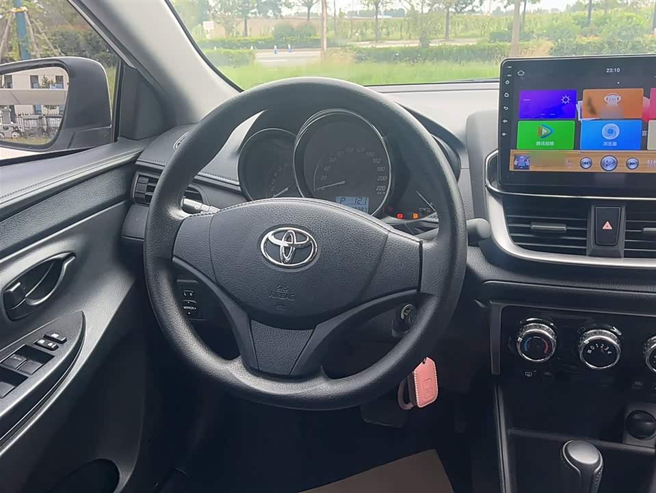 Toyota YARiS L to enjoy