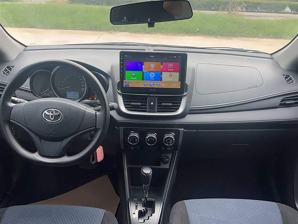 Toyota YARiS L to enjoy