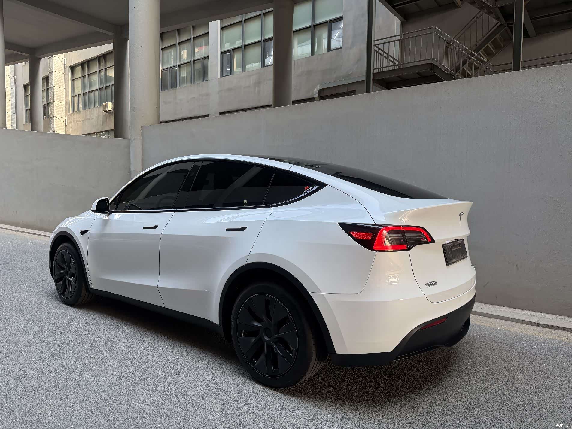 Tesla Model Y, 2024 6