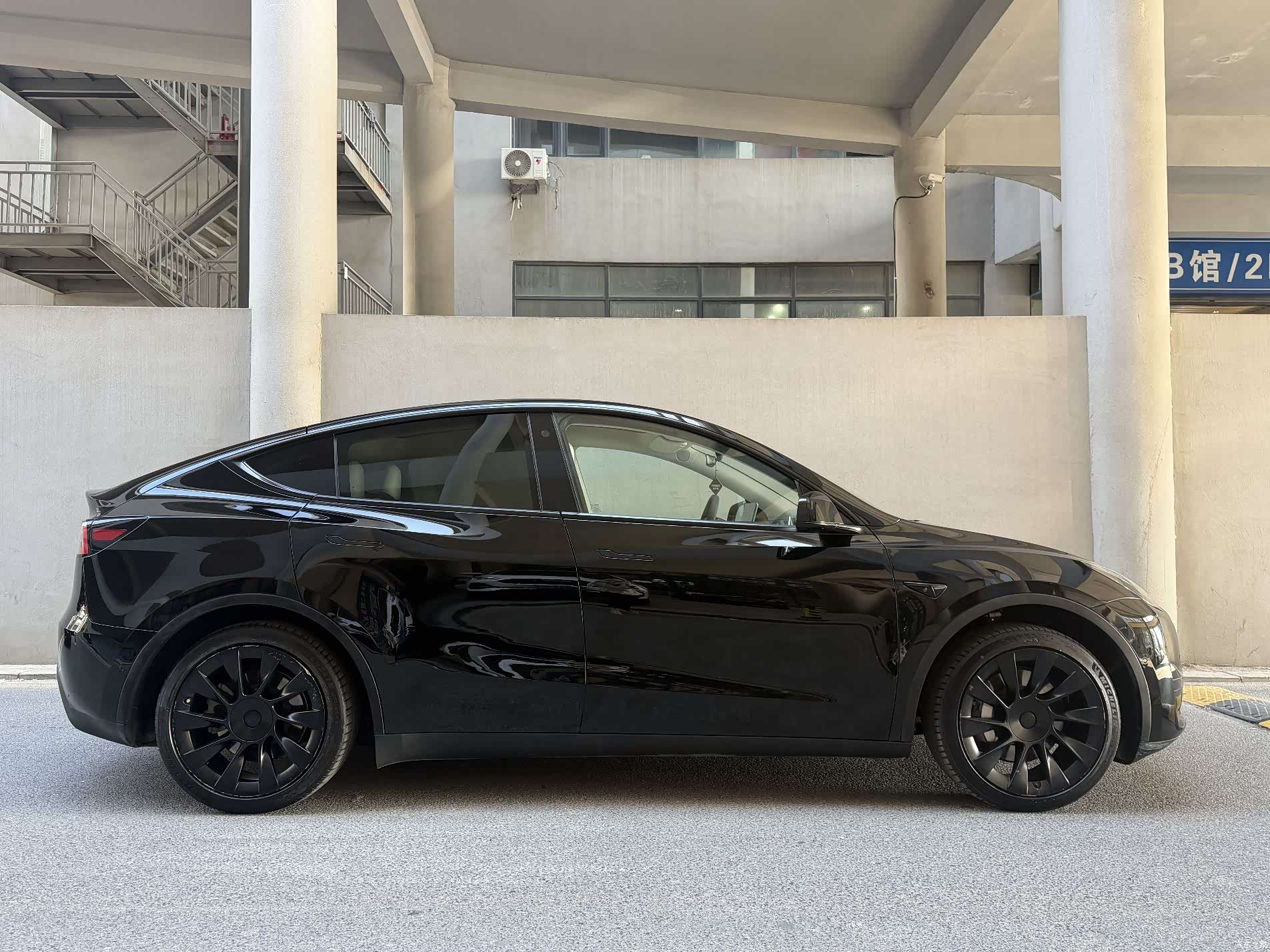 Tesla Model Y, 2023 2