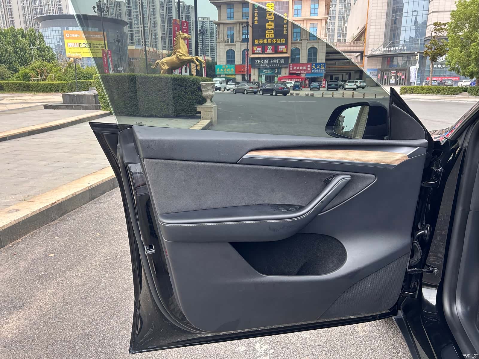 Tesla Model Y, 2023 4