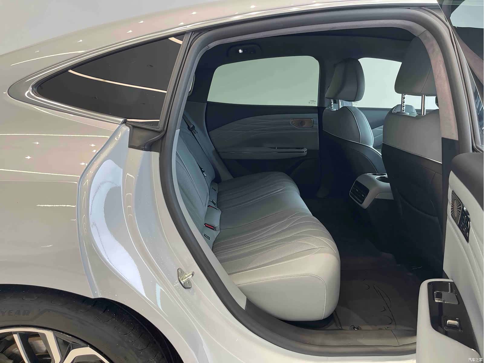 Geely E8, 2025 10