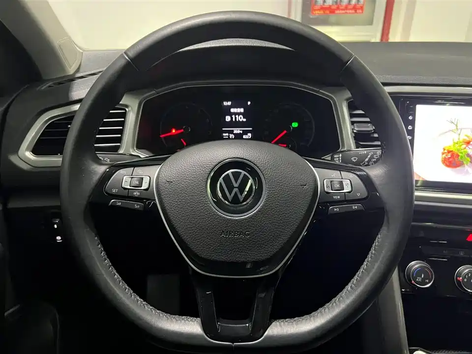 Volkswagen T-ROC exploring Songs