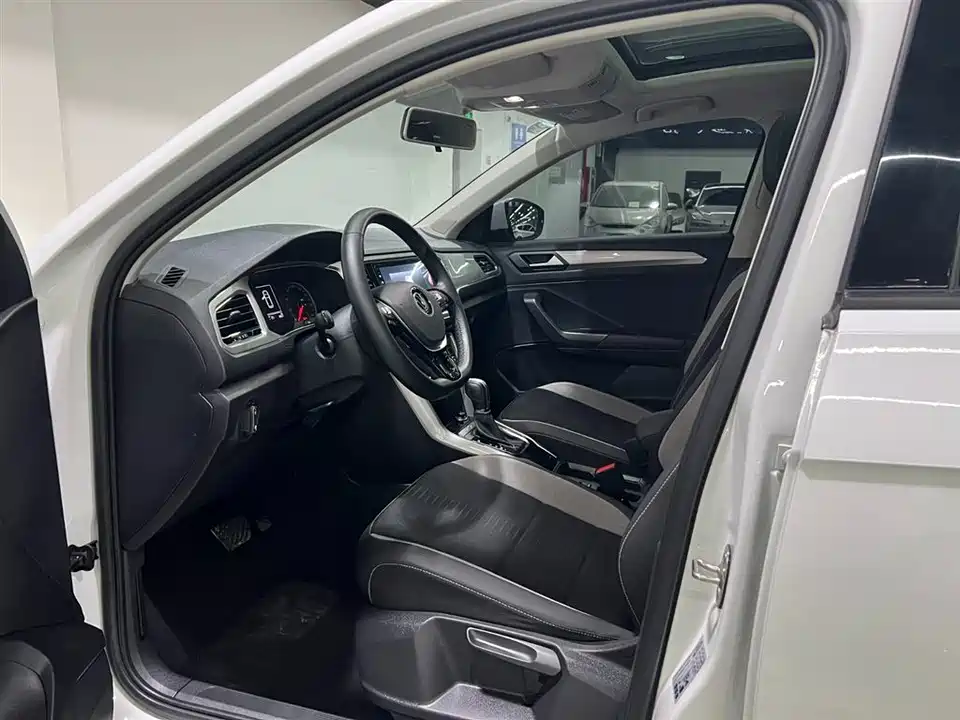 Volkswagen T-ROC exploring Songs