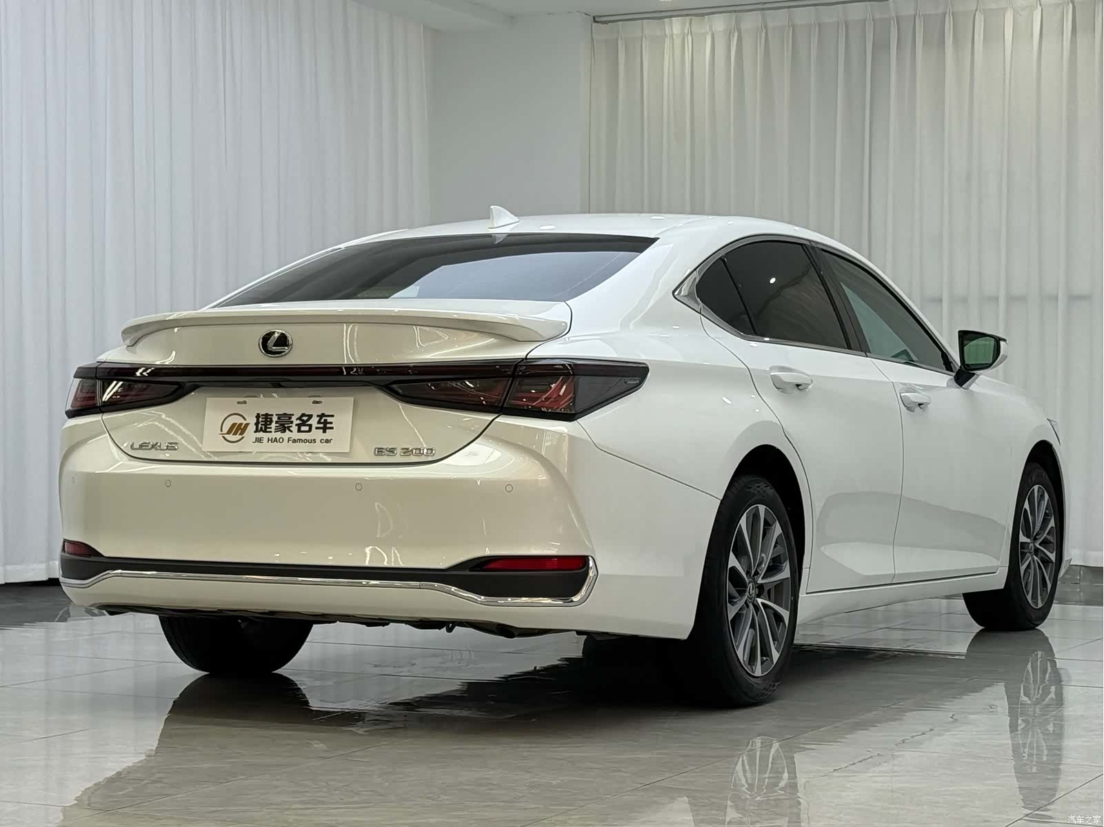 Lexus ES, 2025 11