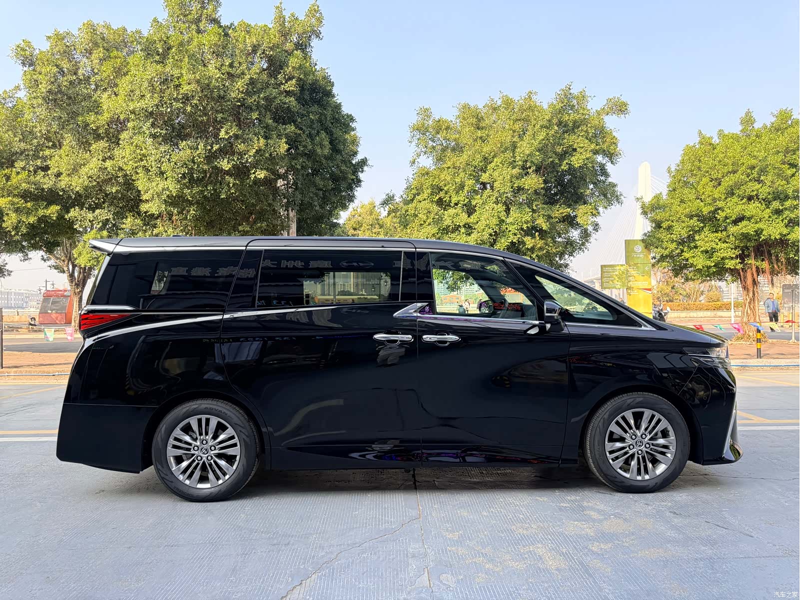 Toyota Alphard, 2025 4
