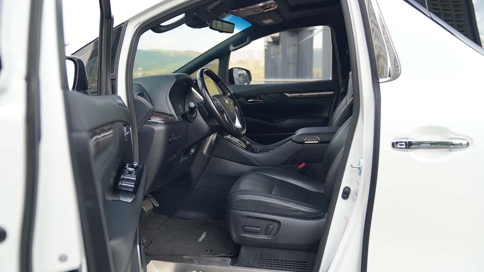 Toyota Alphard, 2022 4