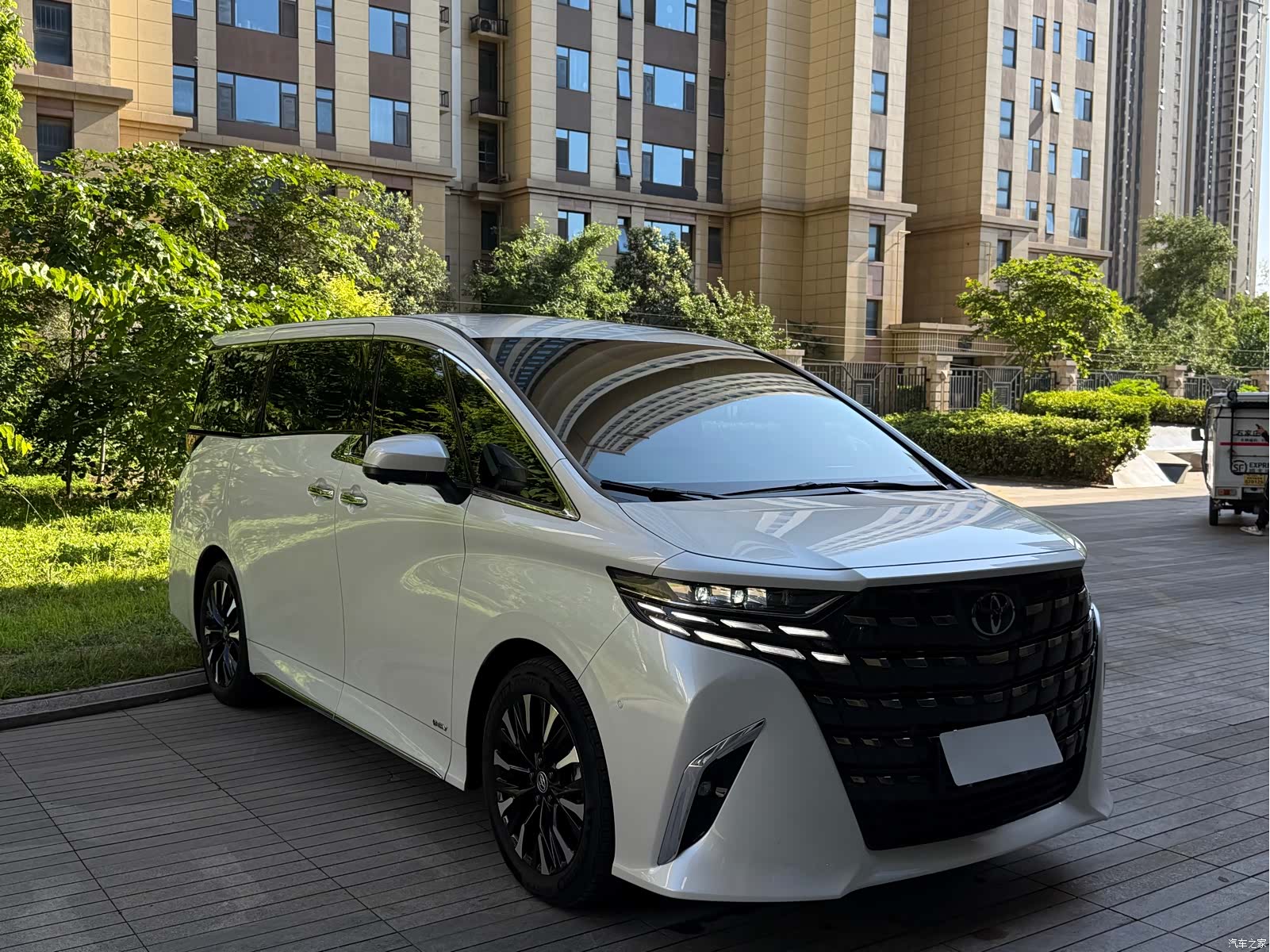 Toyota Alphard, 2024 4