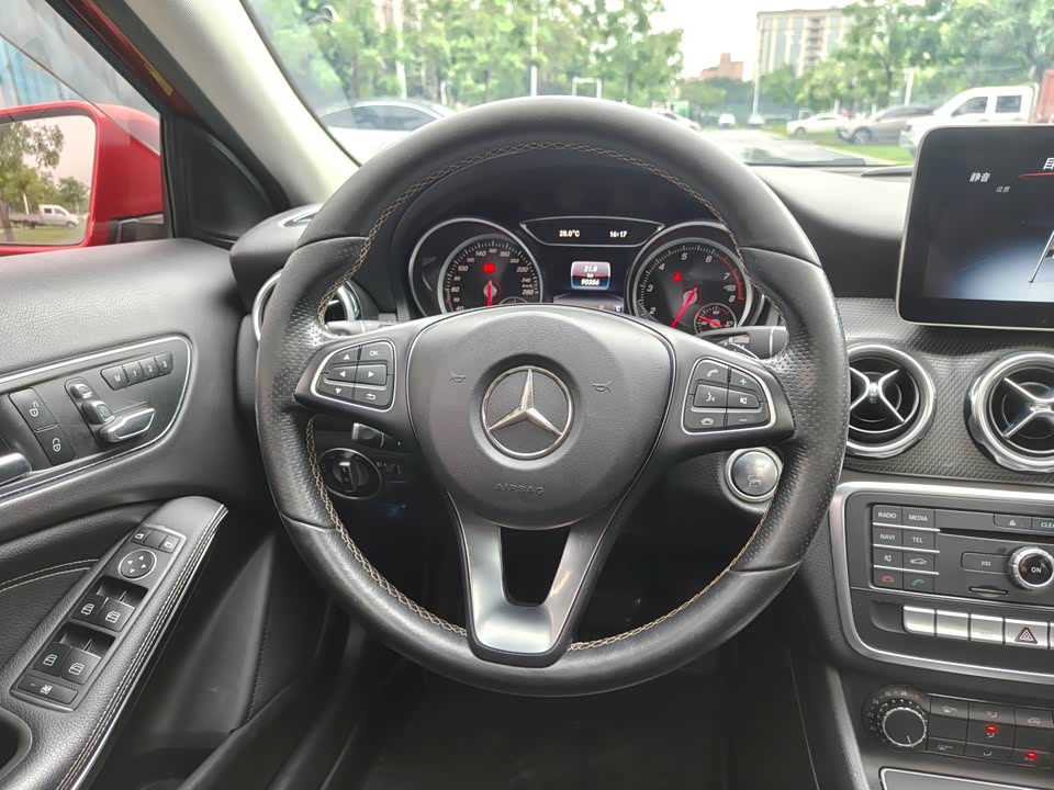 Mercedes-Benz GLA Mercedes-Benz GLA