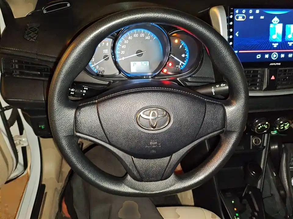 Toyota YARiS L to enjoy