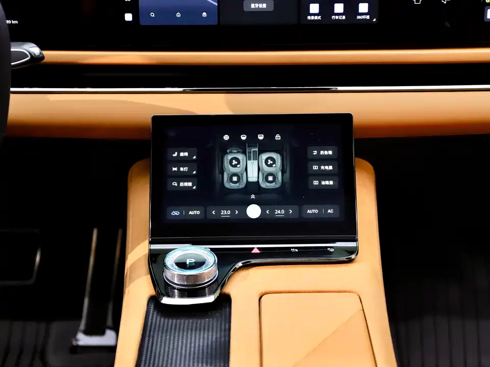 VOYAH Lantu chasing light