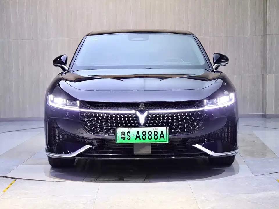 VOYAH Lantu chasing light