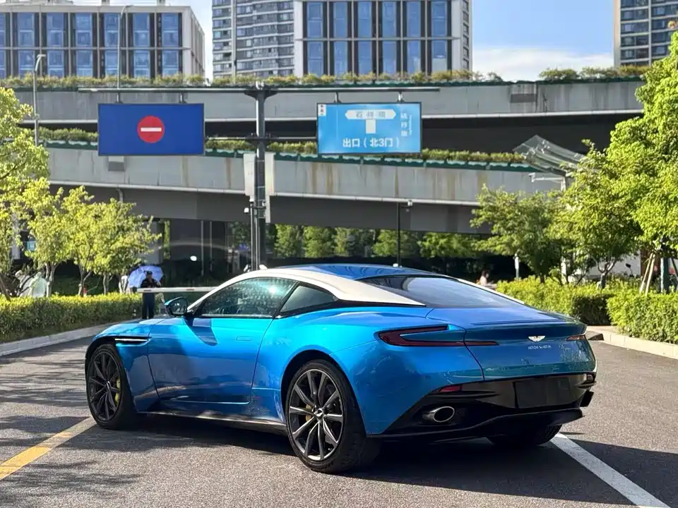Aston Martin DB11