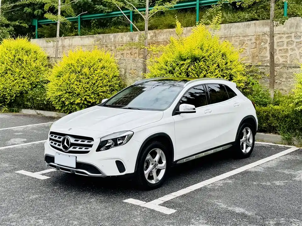 Mercedes-Benz GLA Mercedes-Benz GLA