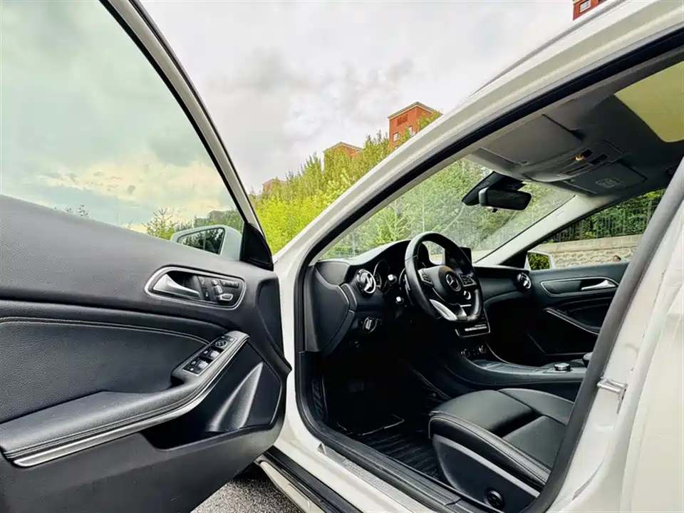 Mercedes-Benz GLA Mercedes-Benz GLA