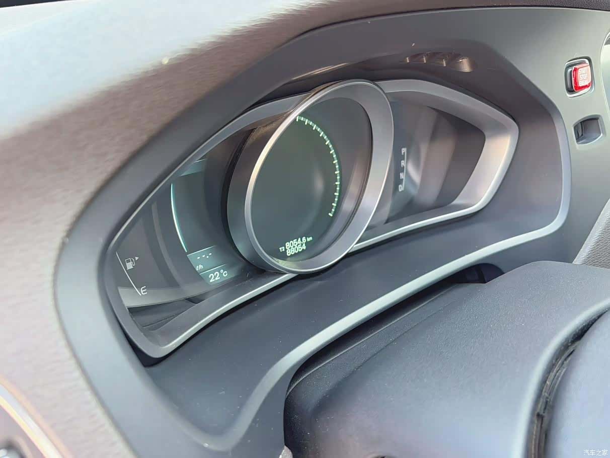 Volvo V40, 2014 3