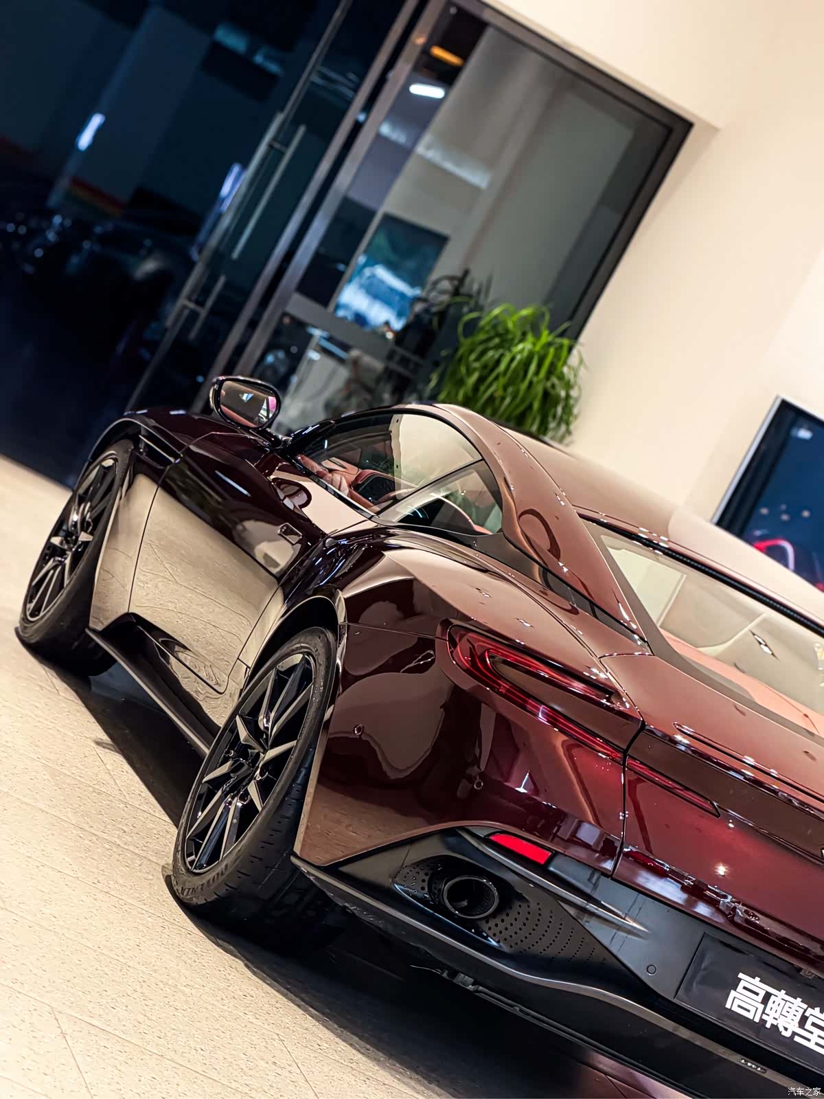 Aston Martin DB11, 2020 8