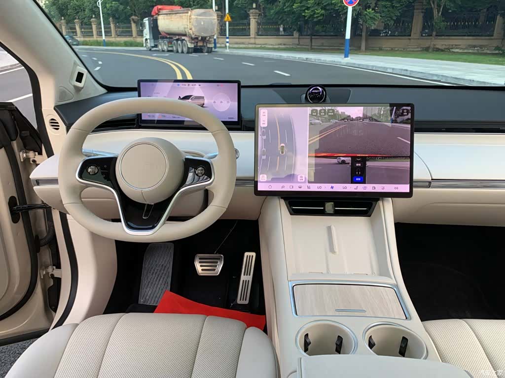 Luxeed R7, 2025 11