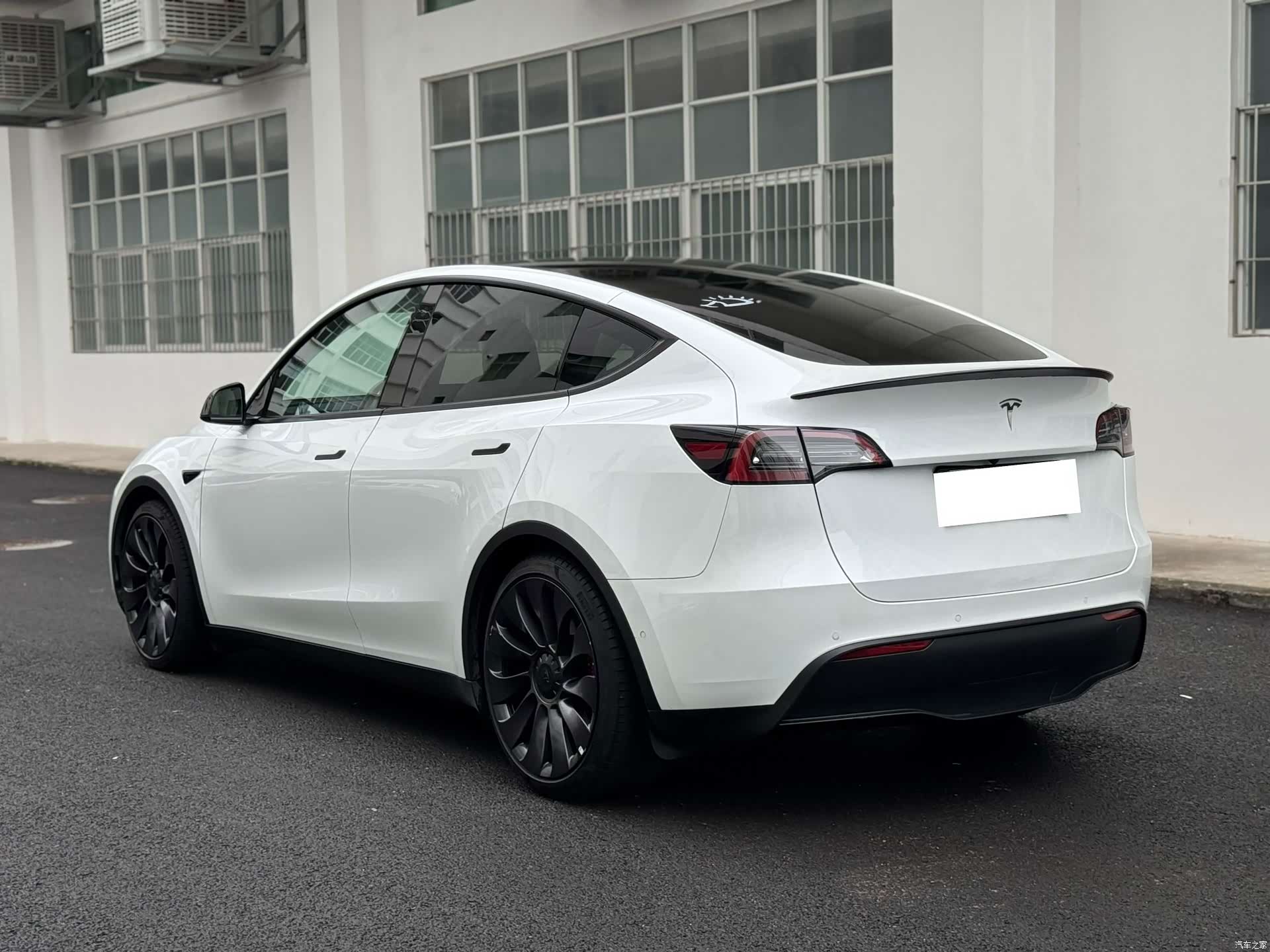 Tesla Model Y, 2023 13
