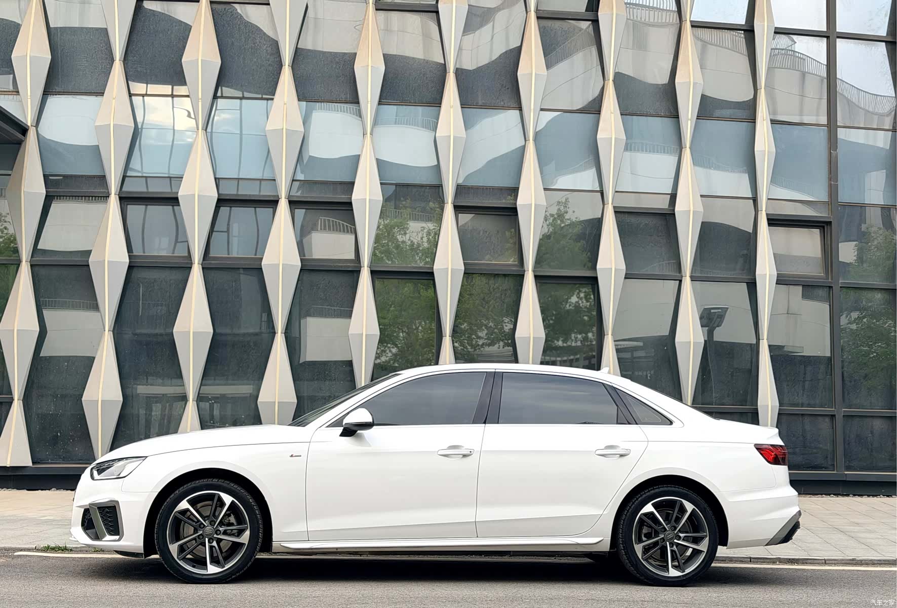 Audi A4L, 2021 3