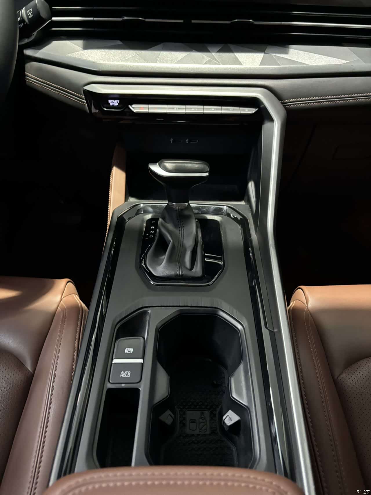 Geely X6, 2022 16