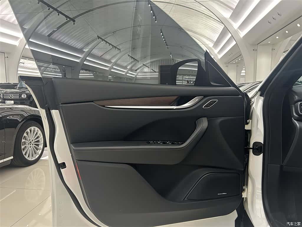 Maserati Levante, 2018 все фото