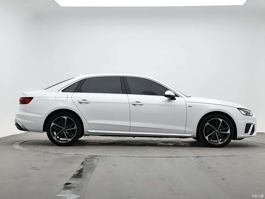 Audi A4L, 2022 все фото