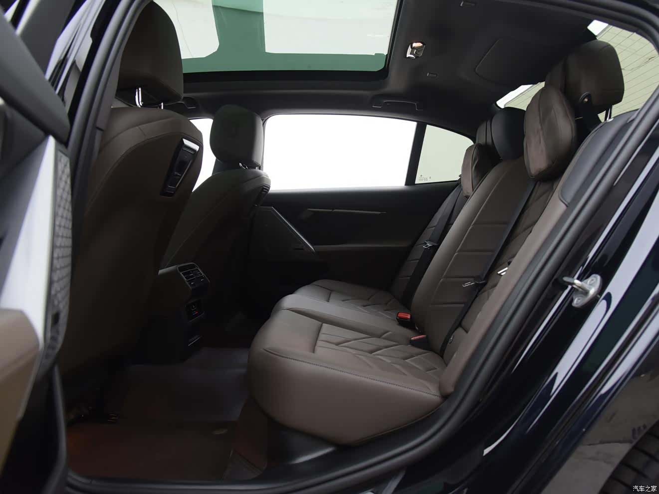 BMW i5, 2024 14