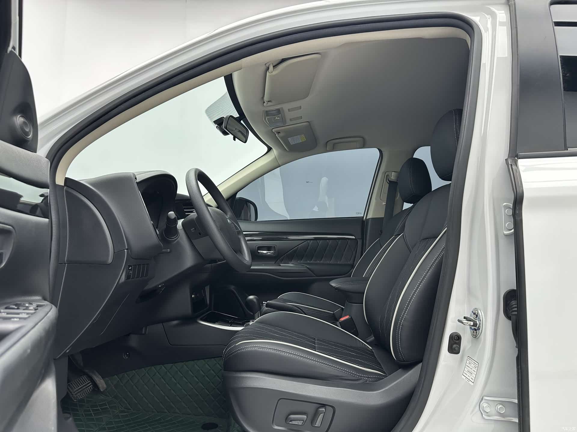 Mitsubishi Outlander, 2023 все фото