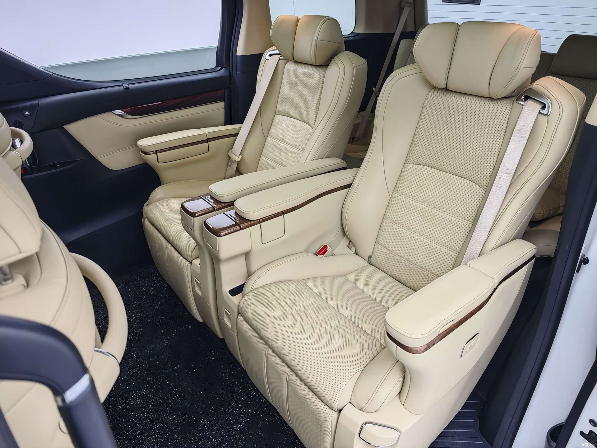 Toyota Alphard, 2015 14