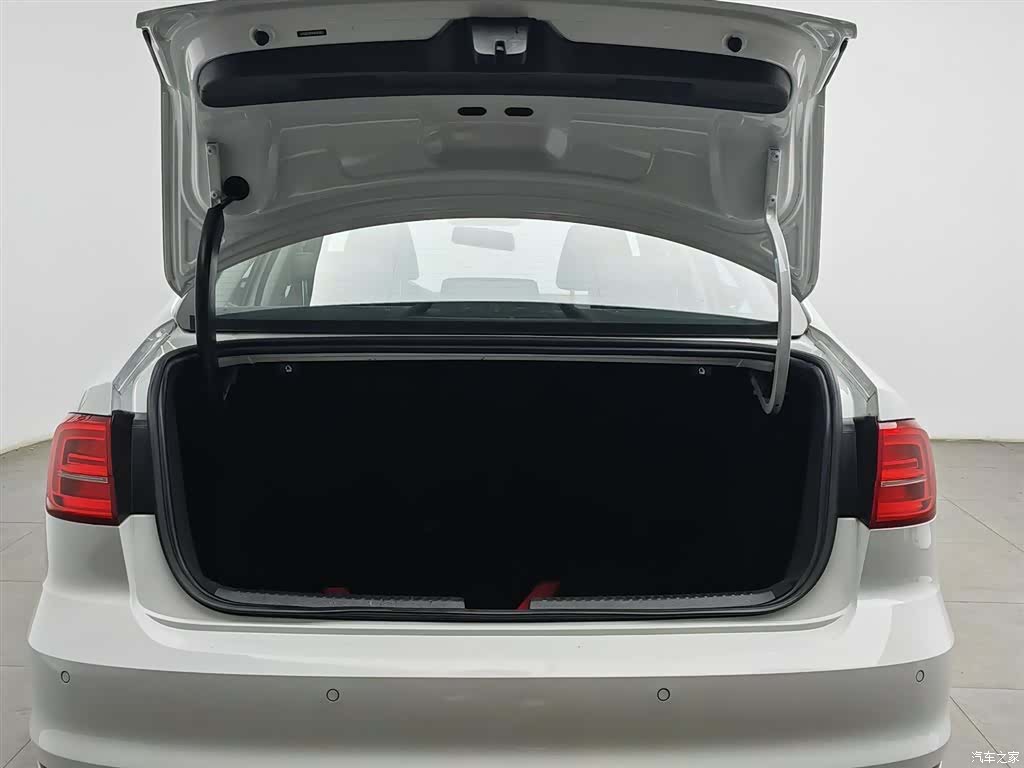 Volkswagen Sagitar, 2019 16