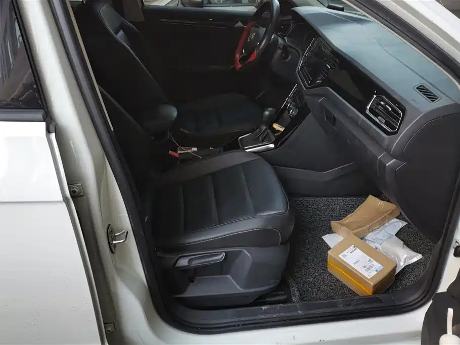 Volkswagen T-ROC exploring Songs