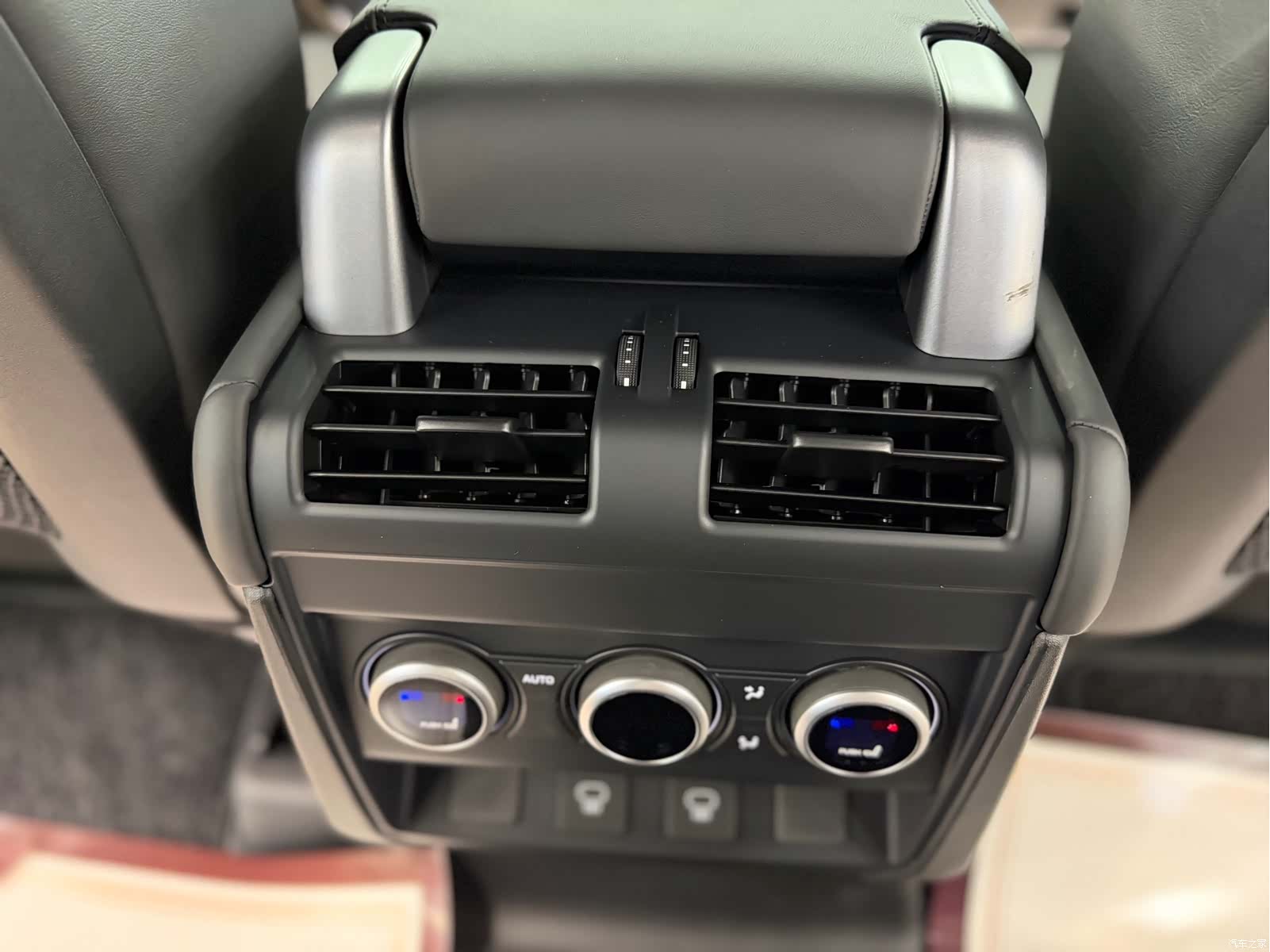 Land Rover Defender, 2024 11