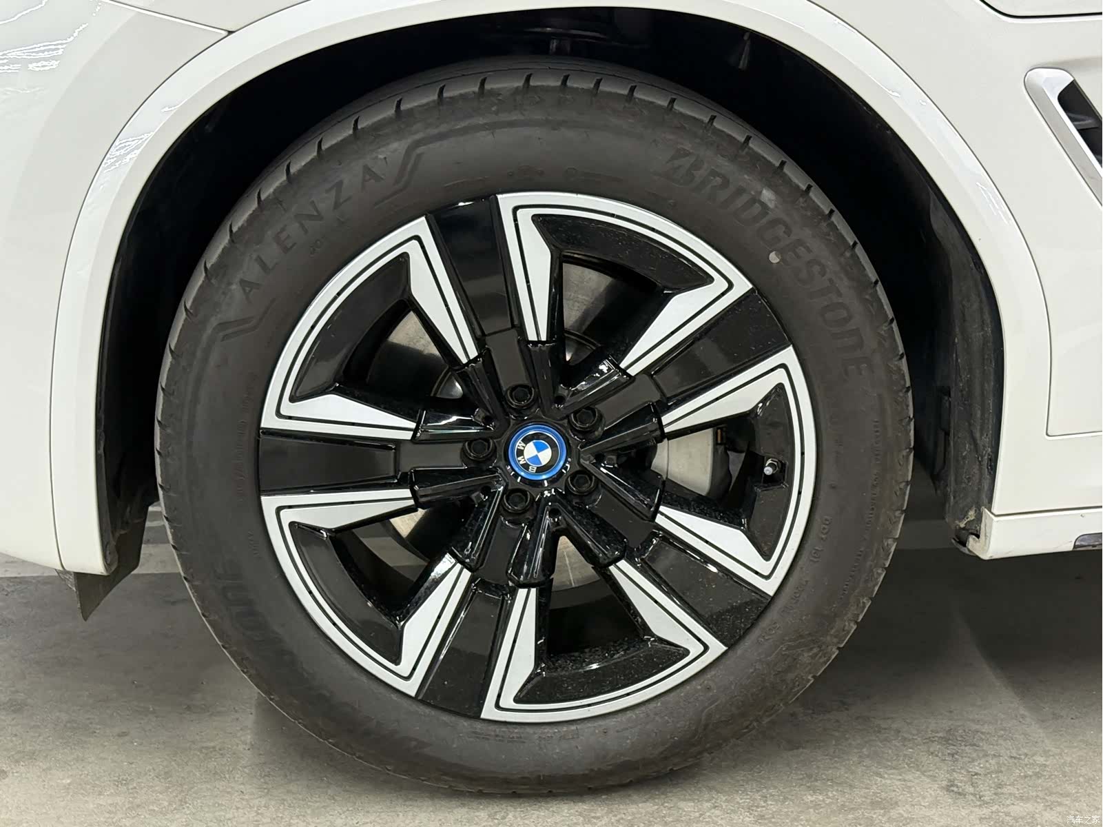 BMW iX3, 2025 все фото