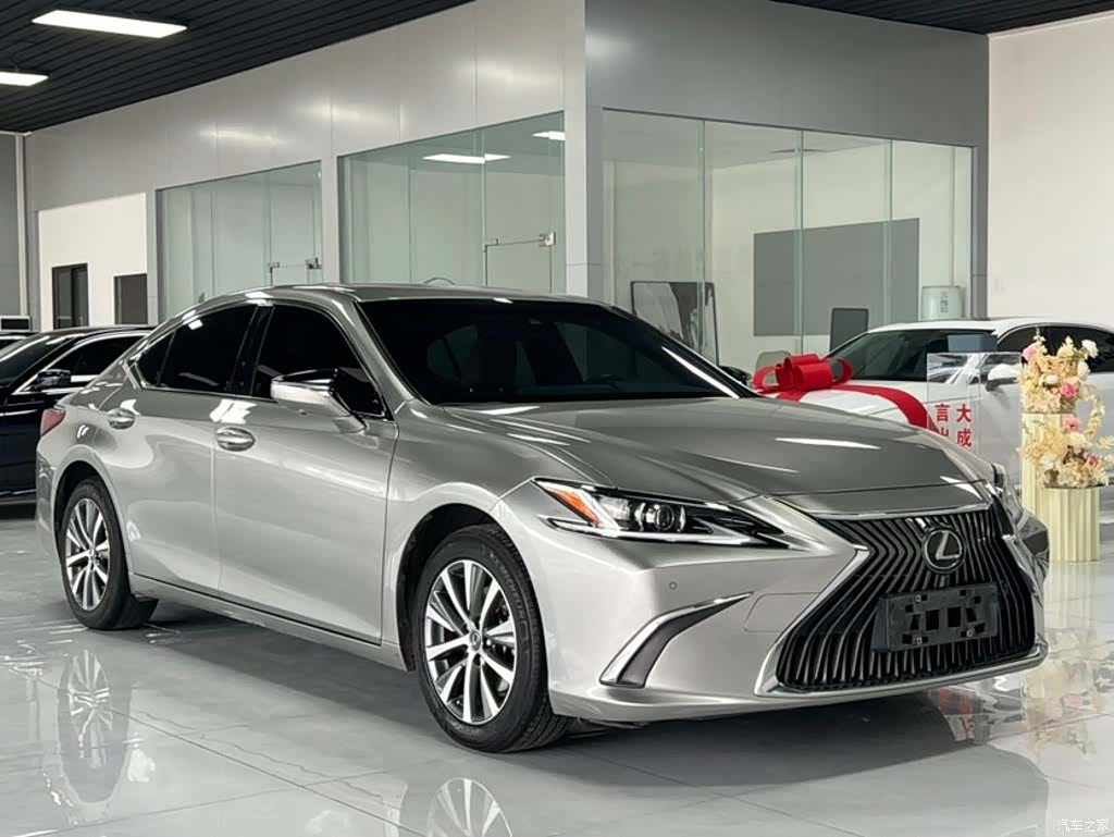 Lexus ES, 2021 3