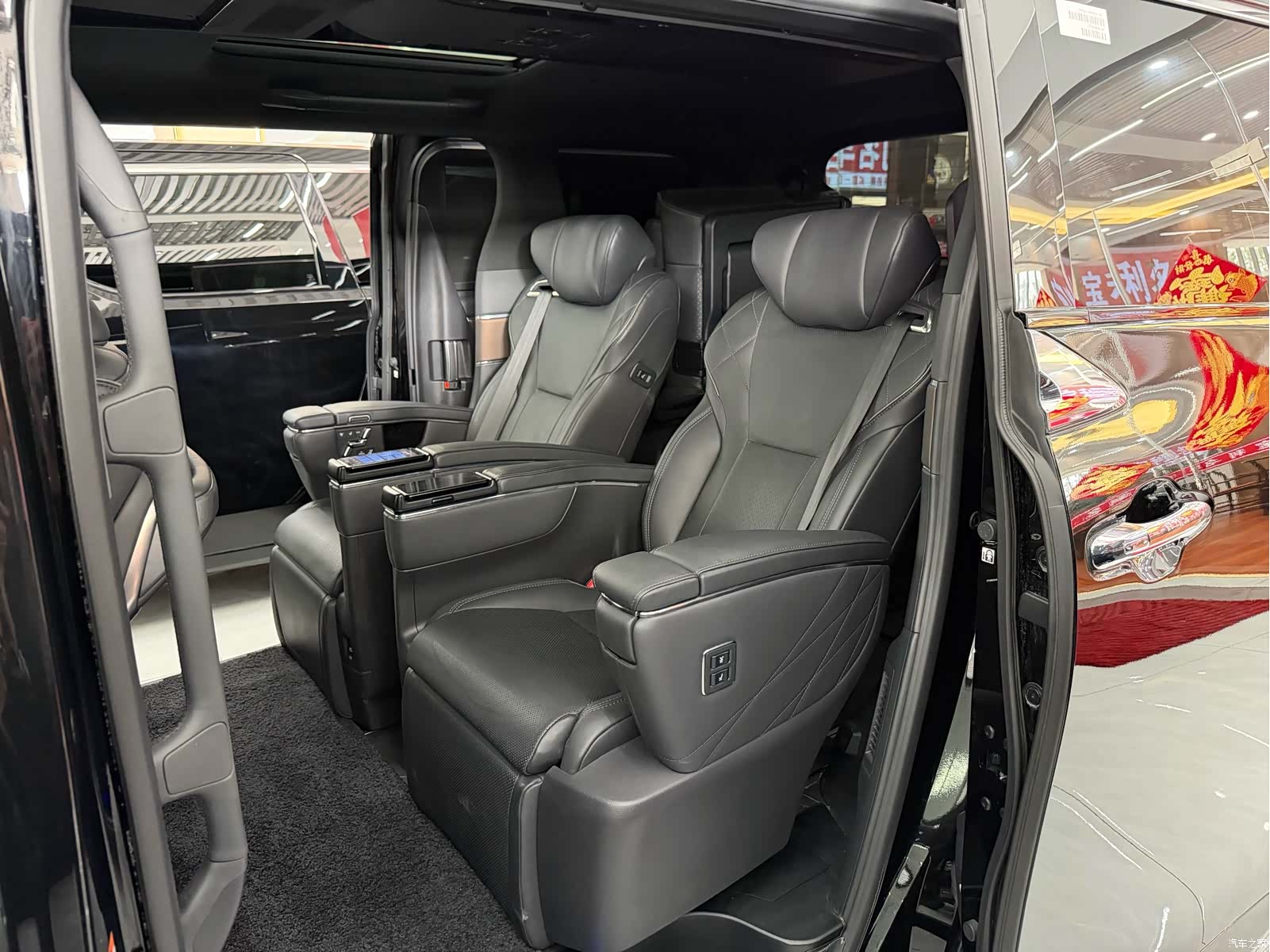 Toyota Alphard, 2023 14