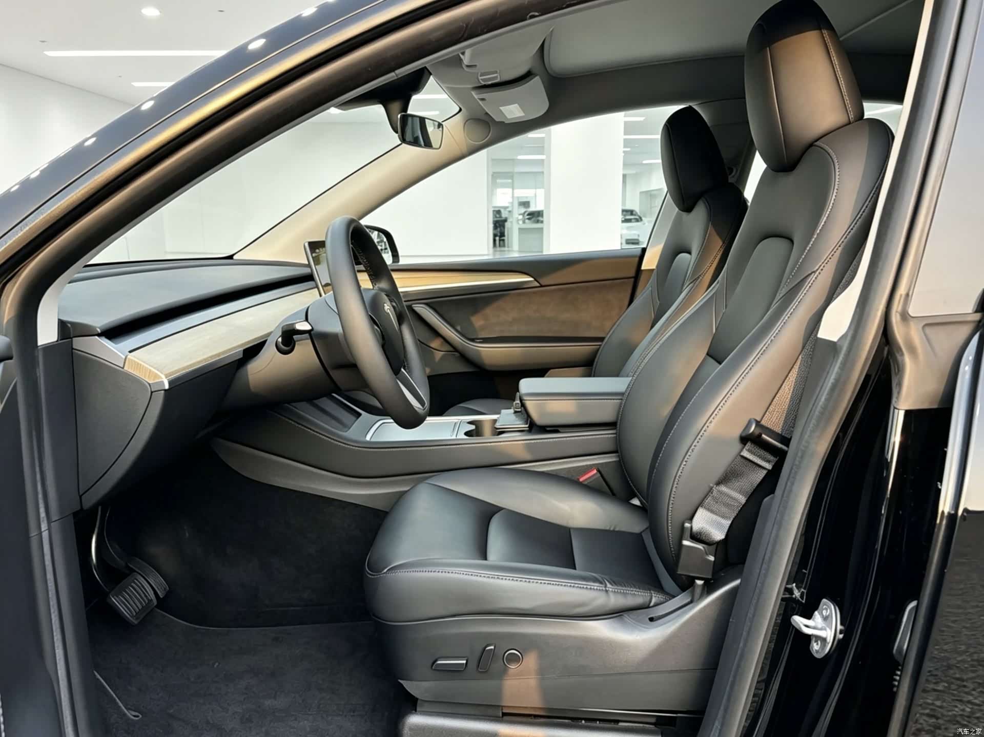Tesla Model Y, 2023 4