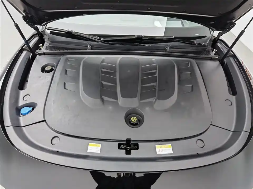 VOYAH Lantu chasing light