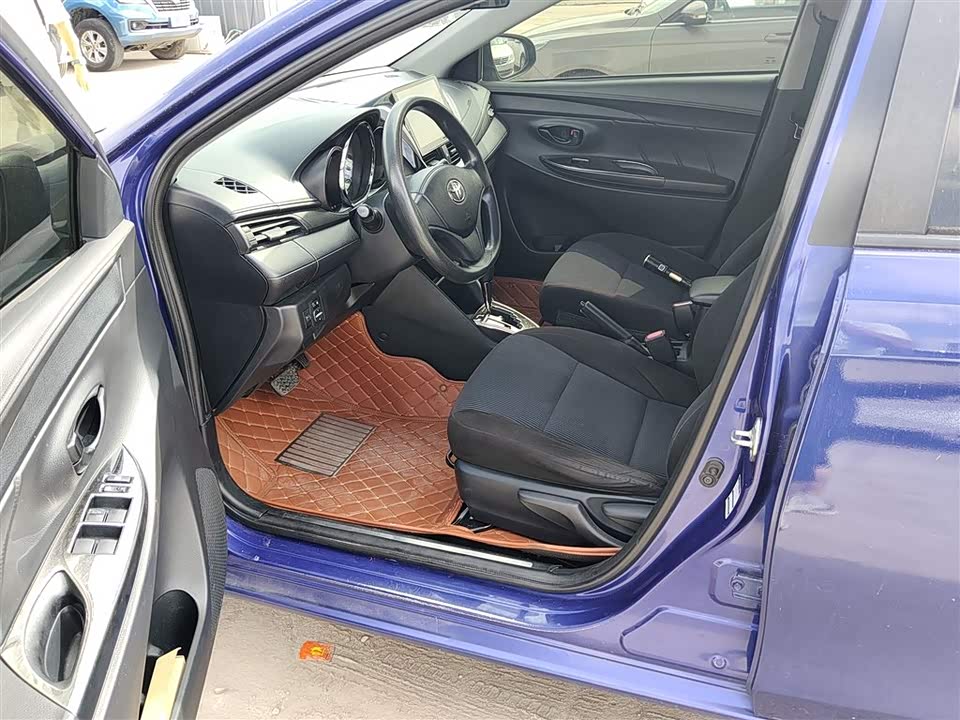 Toyota YARiS L to enjoy