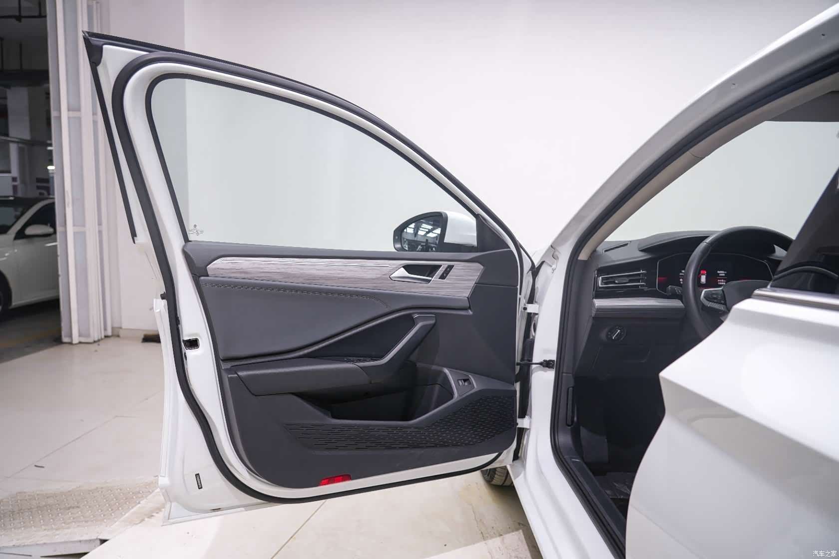 Volkswagen Sagitar, 2022 18
