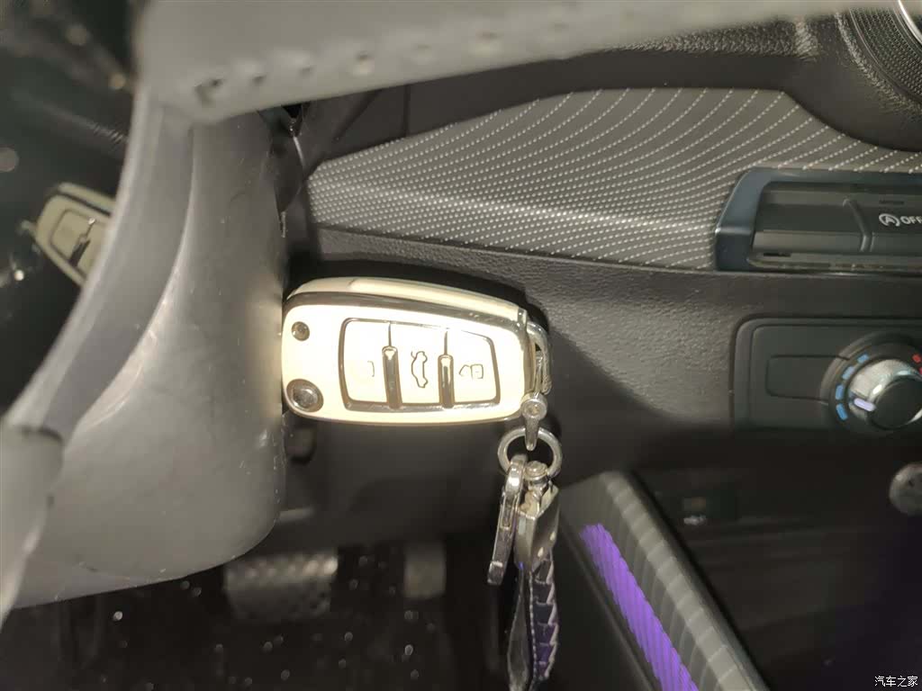 Audi Q2L, 2019 11