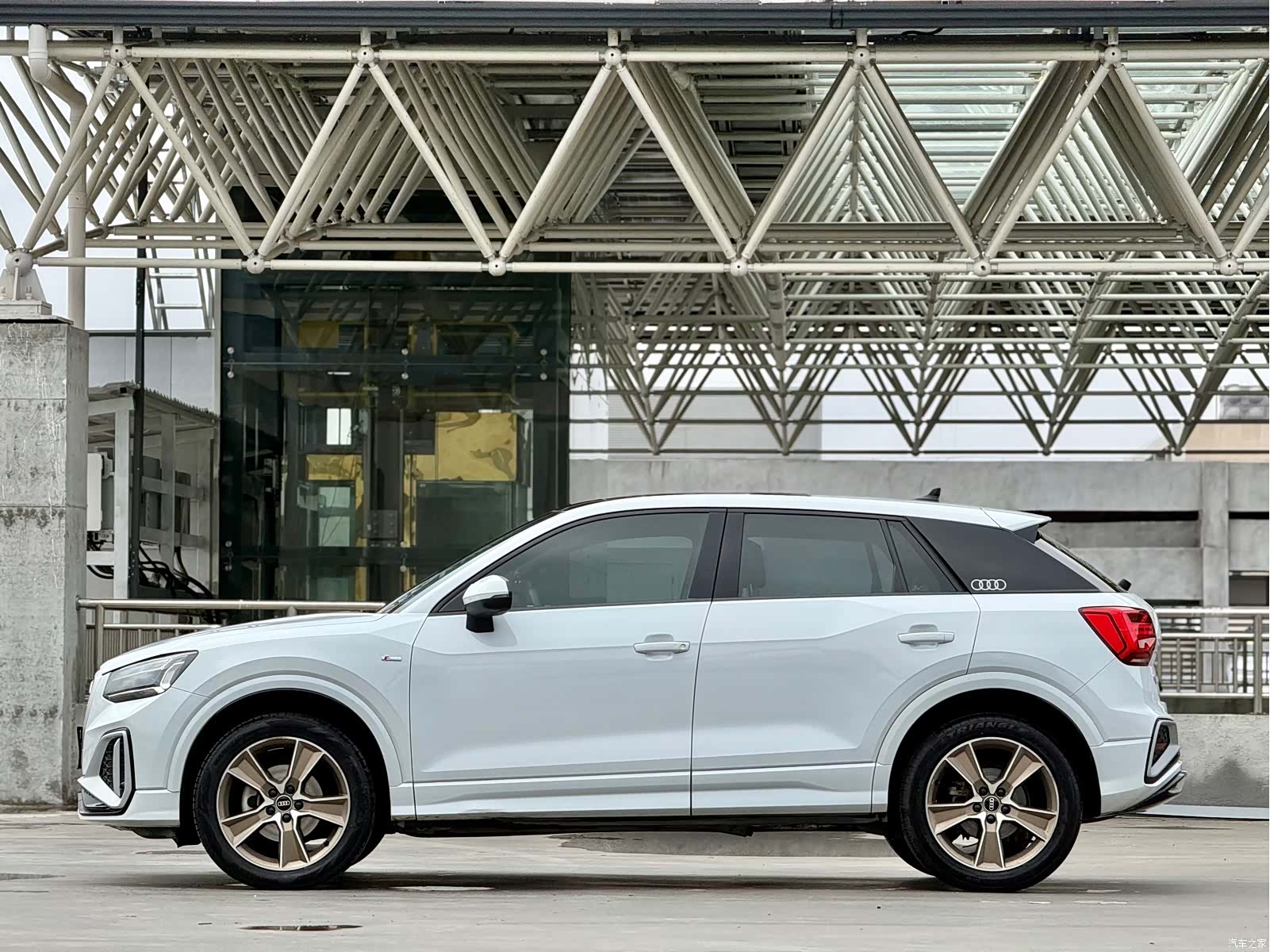 Audi Q2L, 2021 8