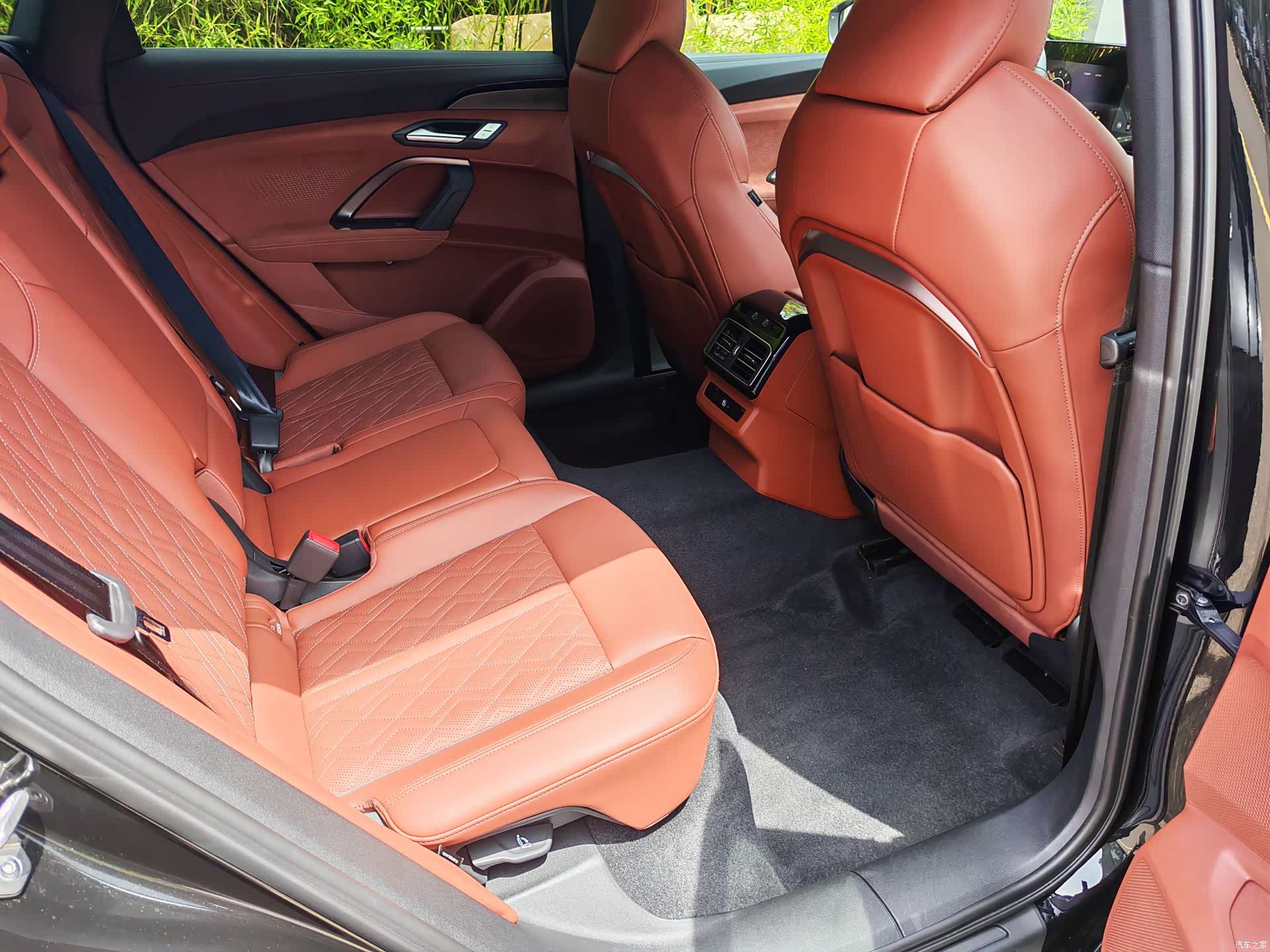 Audi Q5L, 2025 11
