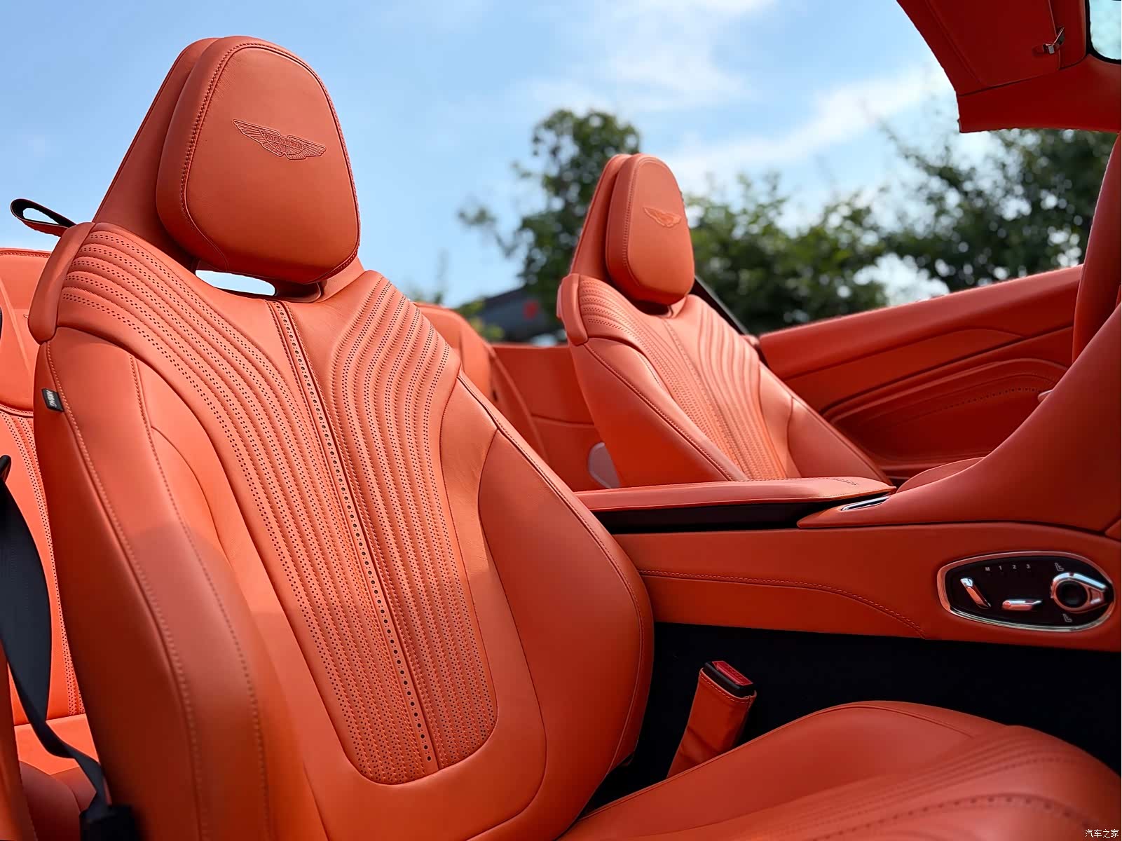 Aston Martin DB11, 2023 19