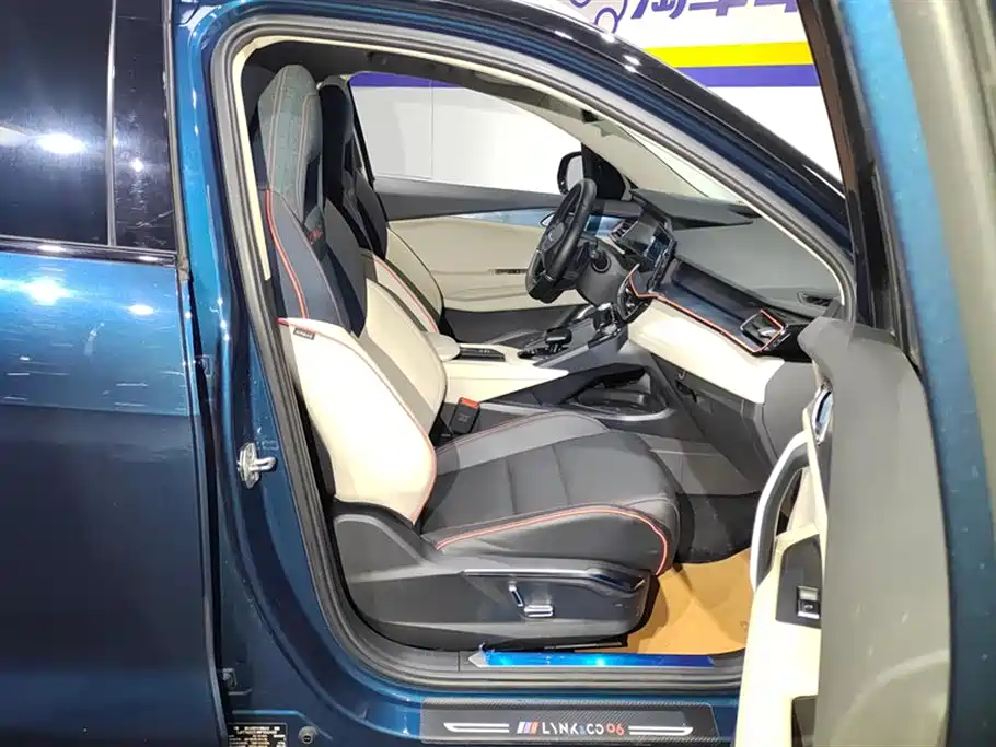 Lynk & Co 06