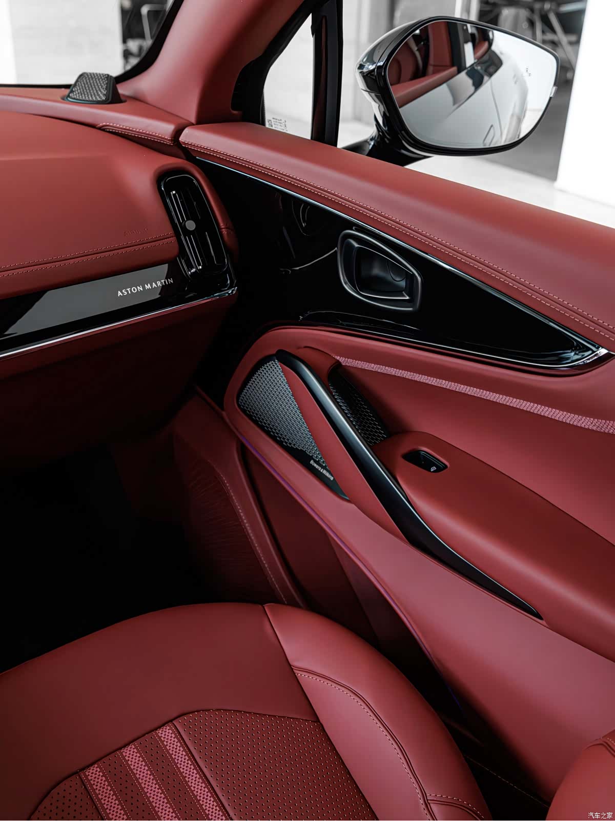 Aston Martin DBX, 2025 12