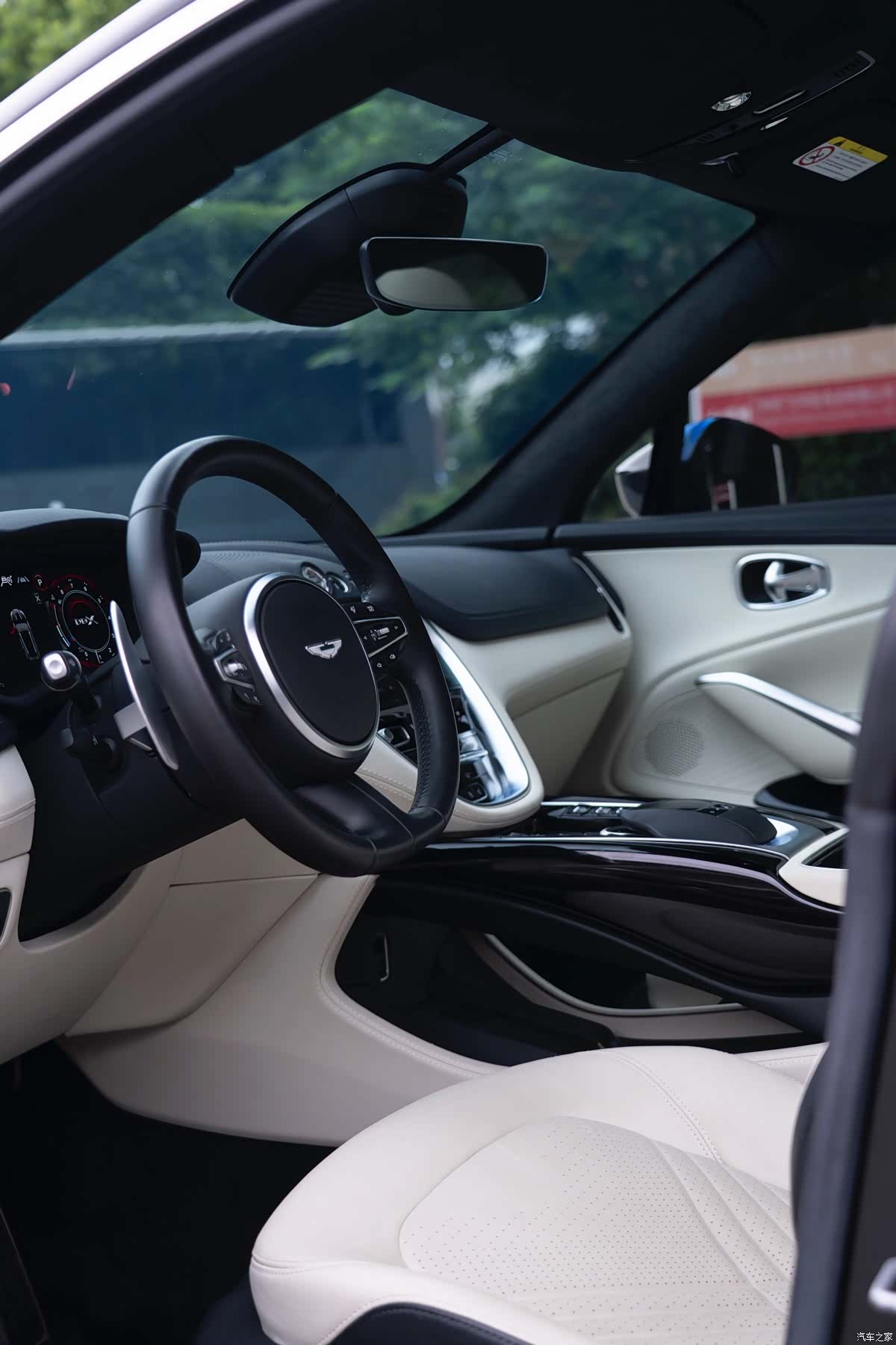 Aston Martin DBX, 2026 10